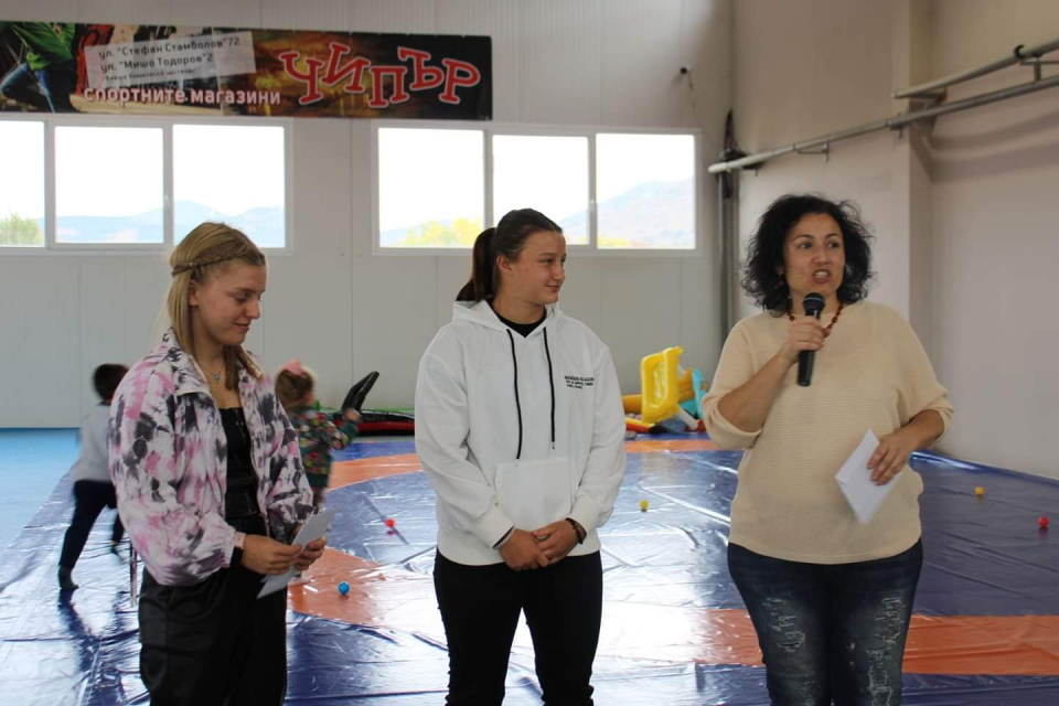 Спортен клуб по борба „Станка Златева“ проведе церемония по награждаване на Софи Тенева и Емине Осман за постигнатите успехи през тази година. Софи Тенева донесе...